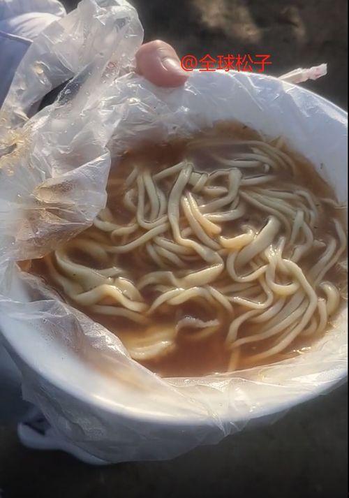 网红拉面小哥在哪里,从街头摊位到美食界的璀璨明星